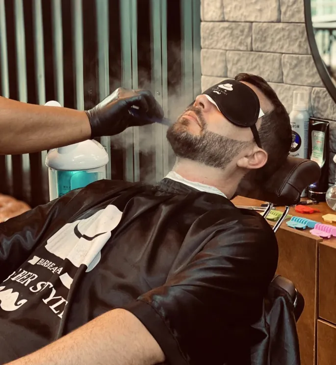Cliente recebendo barboterapia com vapor