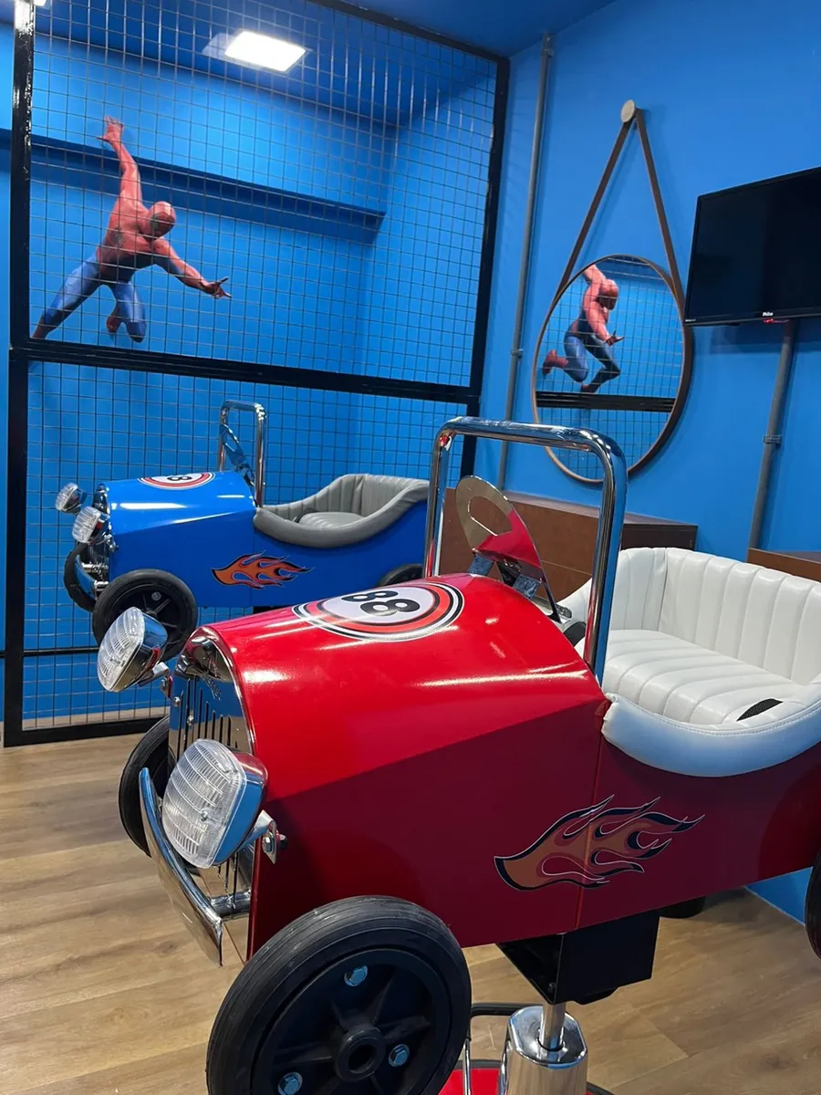 Cadeiras infantis em forma de carrinho