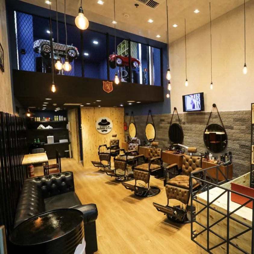 Salão da Barber Style com cadeiras de couro e mezanino do espaço kids